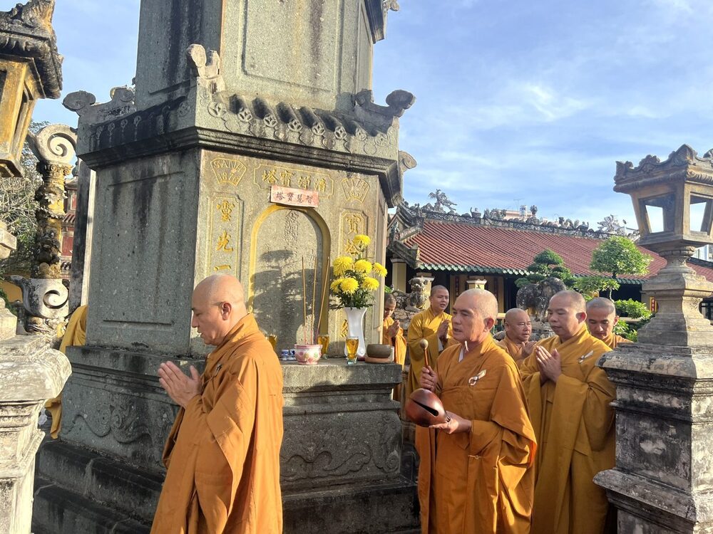 binh duong  le nhieu thap tuong niem huy ky co truong lao hoa thuong thich tu van