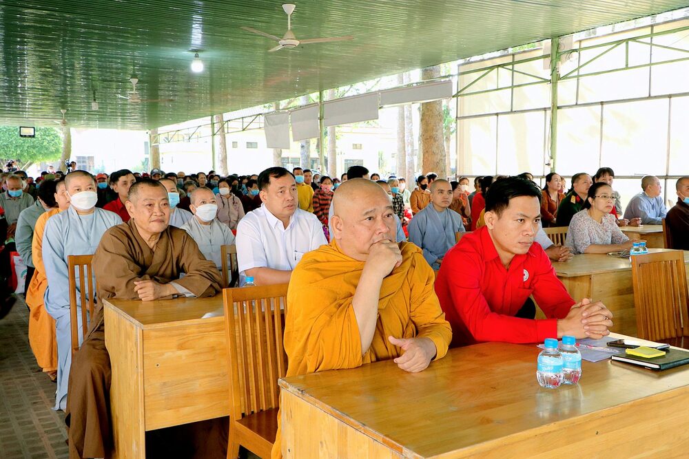 binh duong phat giao huyen dau tieng tang qua tet cho nguoi ngheo nhan dip tet co truyen 2023