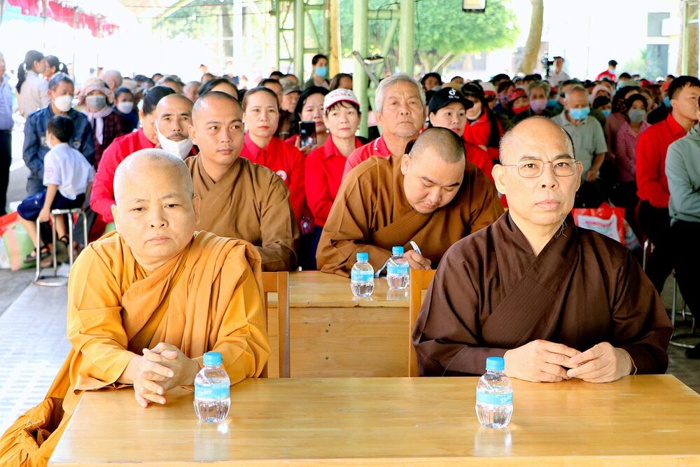 binh duong phat giao huyen dau tieng tang qua tet cho nguoi ngheo nhan dip tet co truyen 2023