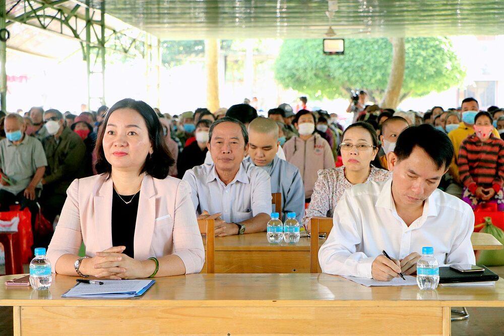 binh duong phat giao huyen dau tieng tang qua tet cho nguoi ngheo nhan dip tet co truyen 2023