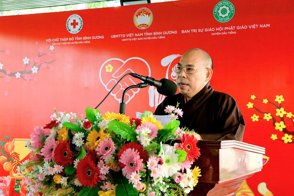 binh duong phat giao huyen dau tieng tang qua tet cho nguoi ngheo nhan dip tet co truyen 2023