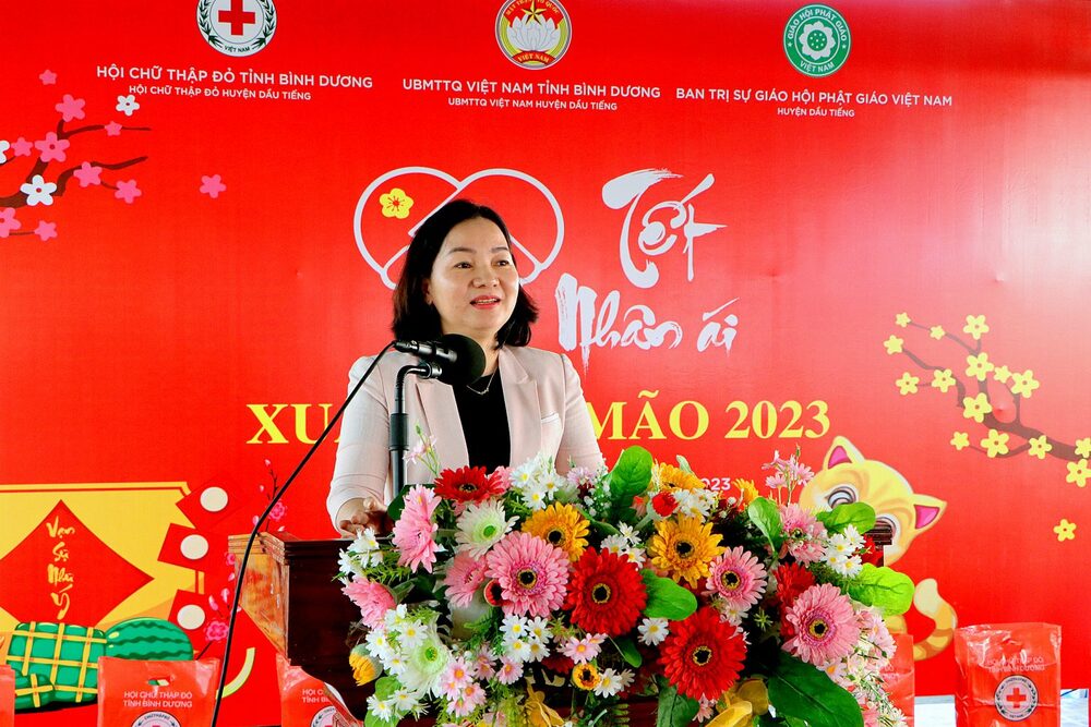 binh duong phat giao huyen dau tieng tang qua tet cho nguoi ngheo nhan dip tet co truyen 2023