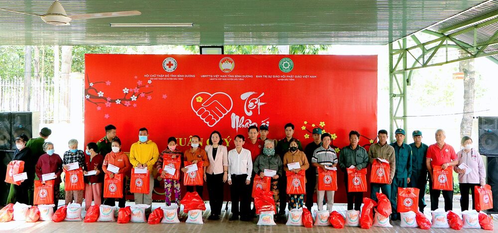 binh duong phat giao huyen dau tieng tang qua tet cho nguoi ngheo nhan dip tet co truyen 2023