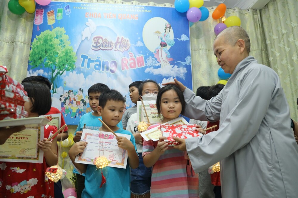 binh duong trung thu dem hoi trang ram chua tien quang
