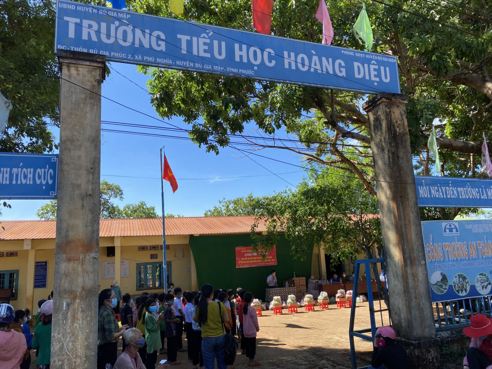 binh phuoc  trao qua ho tro hoc sinh dong bao dan toc