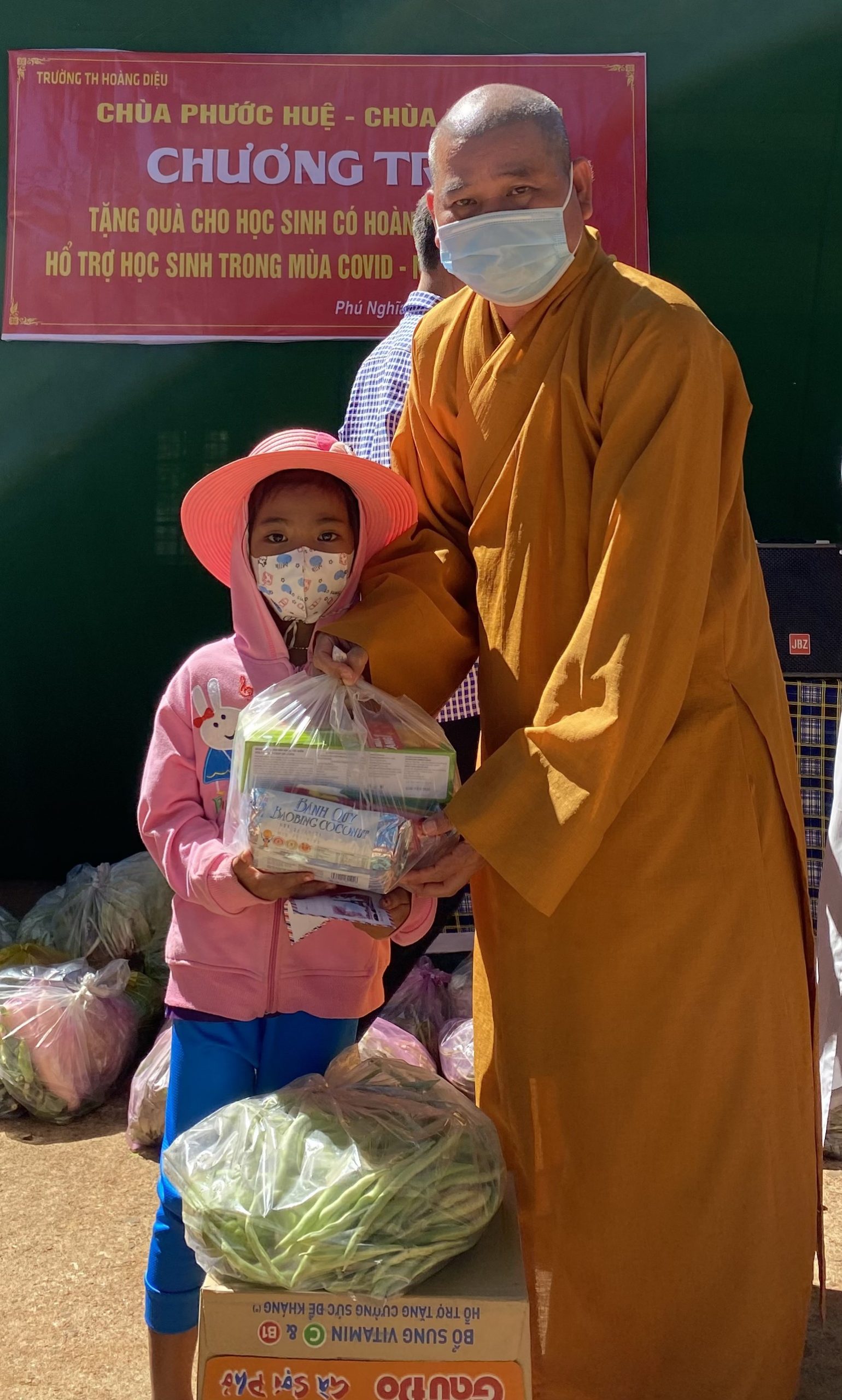 binh phuoc  trao qua ho tro hoc sinh dong bao dan toc