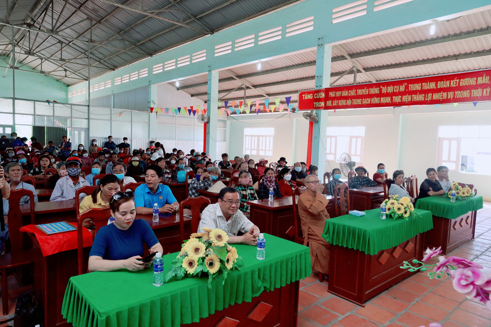 binh thuan  tu vien kim cang trao tang qua va bao hiem y te cho ba con ngheo