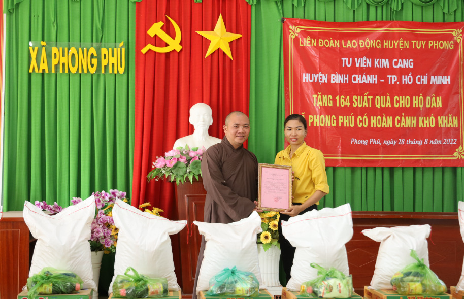 binh thuan  tu vien kim cang trao tang qua va bao hiem y te cho ba con ngheo