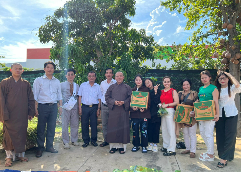 binh thuan  tu vien kim cang trao tang qua va bao hiem y te cho ba con ngheo