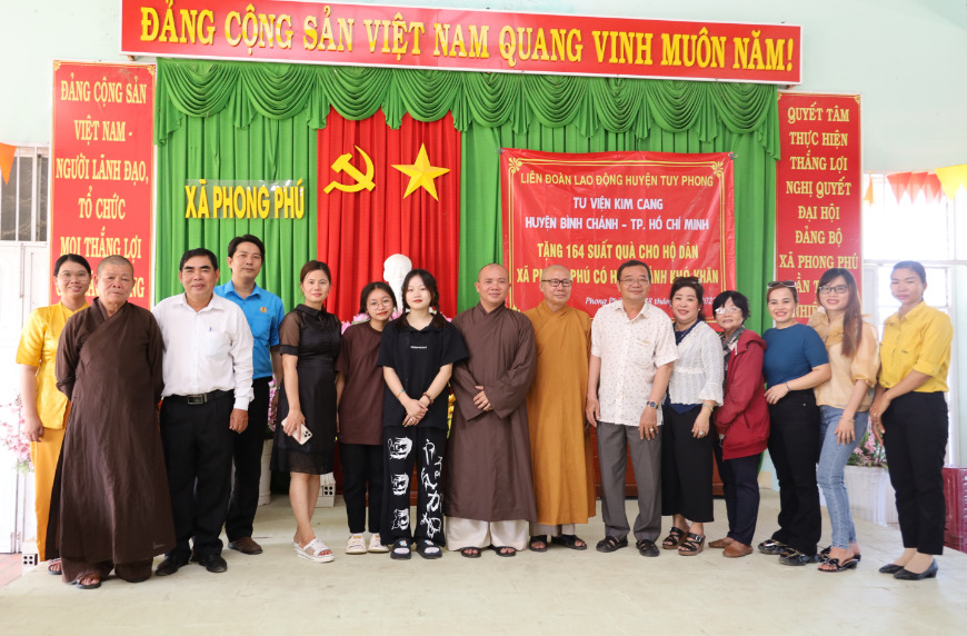 binh thuan  tu vien kim cang trao tang qua va bao hiem y te cho ba con ngheo