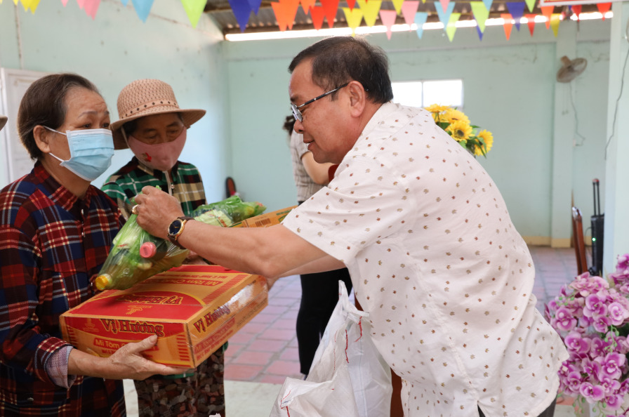 binh thuan  tu vien kim cang trao tang qua va bao hiem y te cho ba con ngheo