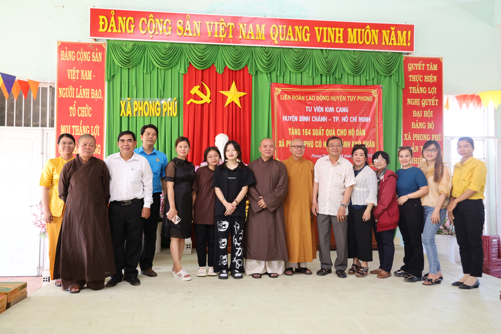 binh thuan  tu vien kim cang trao tang qua va bao hiem y te cho ba con ngheo