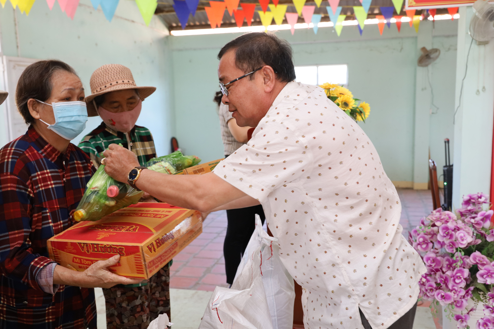 binh thuan  tu vien kim cang trao tang qua va bao hiem y te cho ba con ngheo