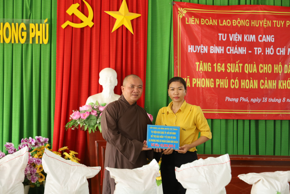 binh thuan  tu vien kim cang trao tang qua va bao hiem y te cho ba con ngheo