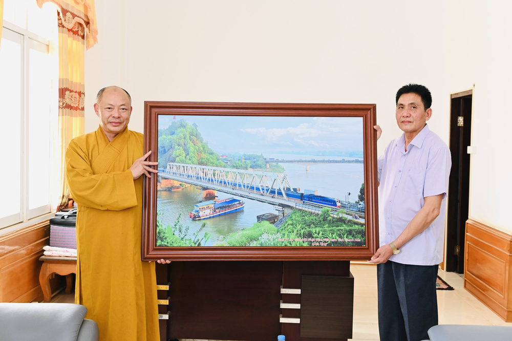 bts phat giao thanh hoa lam viec va chuc tet co truyen punpimay tai lao