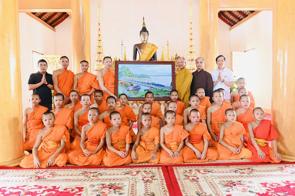 bts phat giao thanh hoa lam viec va chuc tet co truyen punpimay tai lao