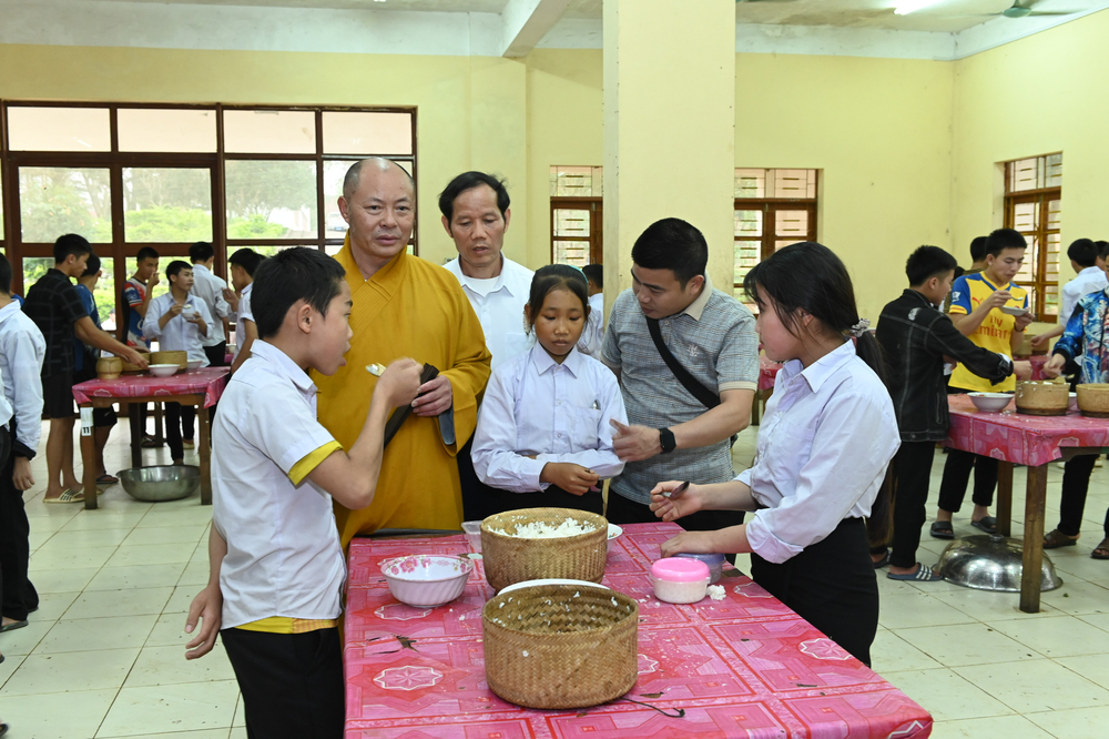 bts phat giao thanh hoa lam viec va chuc tet co truyen punpimay tai lao