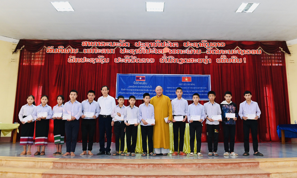 bts phat giao thanh hoa lam viec va chuc tet co truyen punpimay tai lao