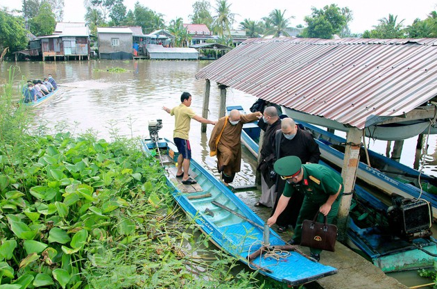 bts phat giao tinh kien giang ho tro 4 ho gia dinh co nguoi than mat do covid 19