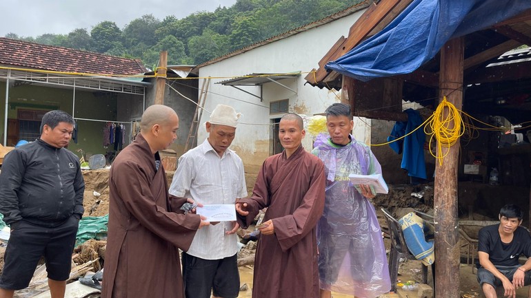 cac chua trao qua den nguoi dan xa ta ca anh huong boi bao lu noru