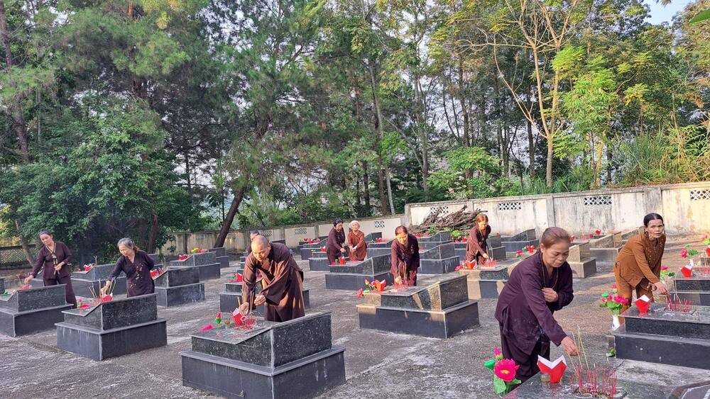 cao bang  chua truc lam ta lung dang huong vieng nghia trang liet si huyen quang hoa