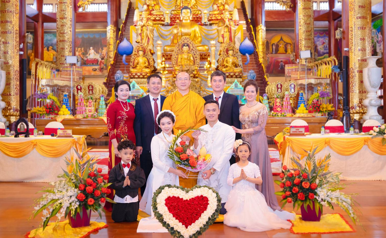 cau thu bong da nguyen xuan nam cung hon the hanh phuc trong ngay le hang thuan tai chua ba vang