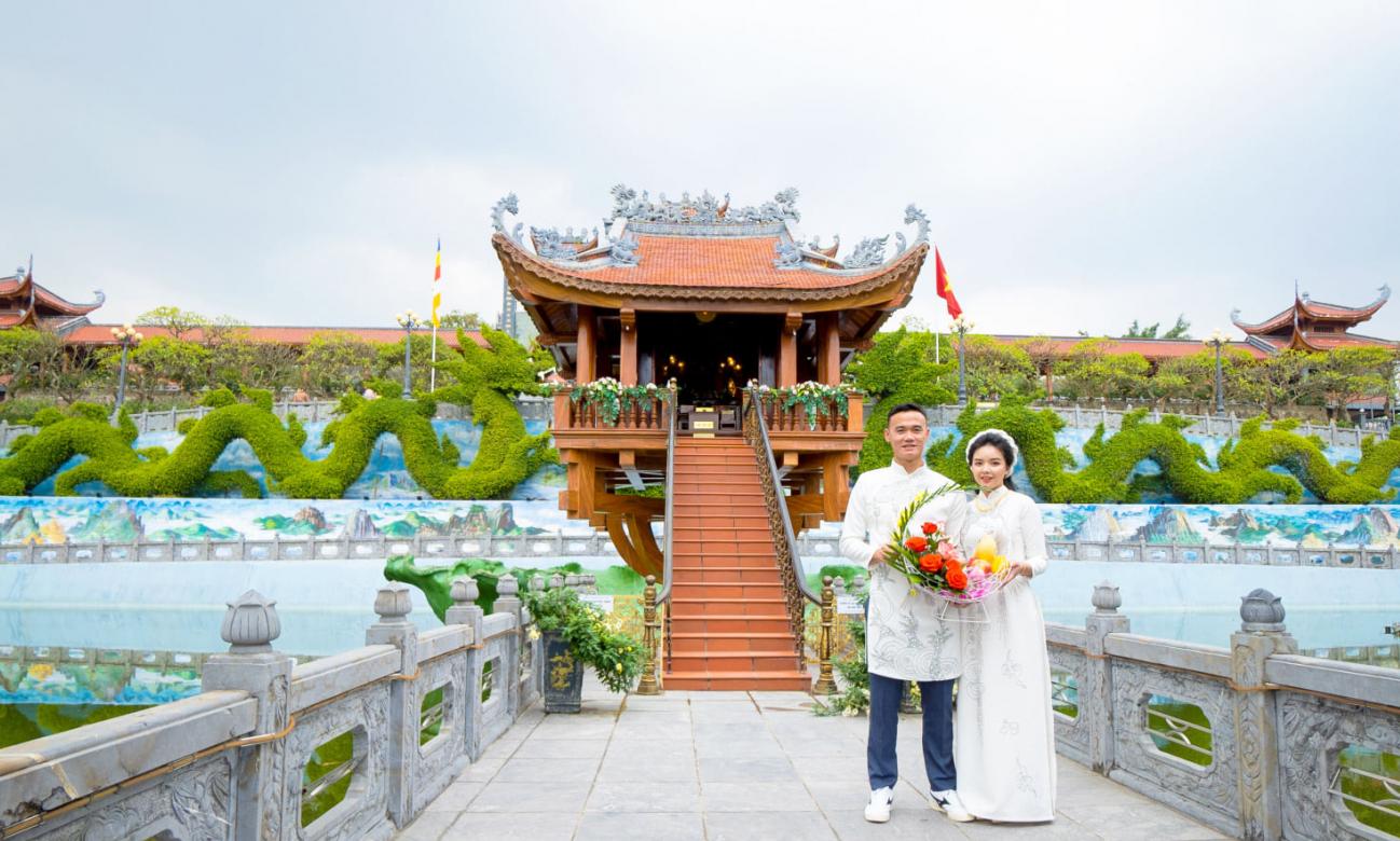 cau thu bong da nguyen xuan nam cung hon the hanh phuc trong ngay le hang thuan tai chua ba vang