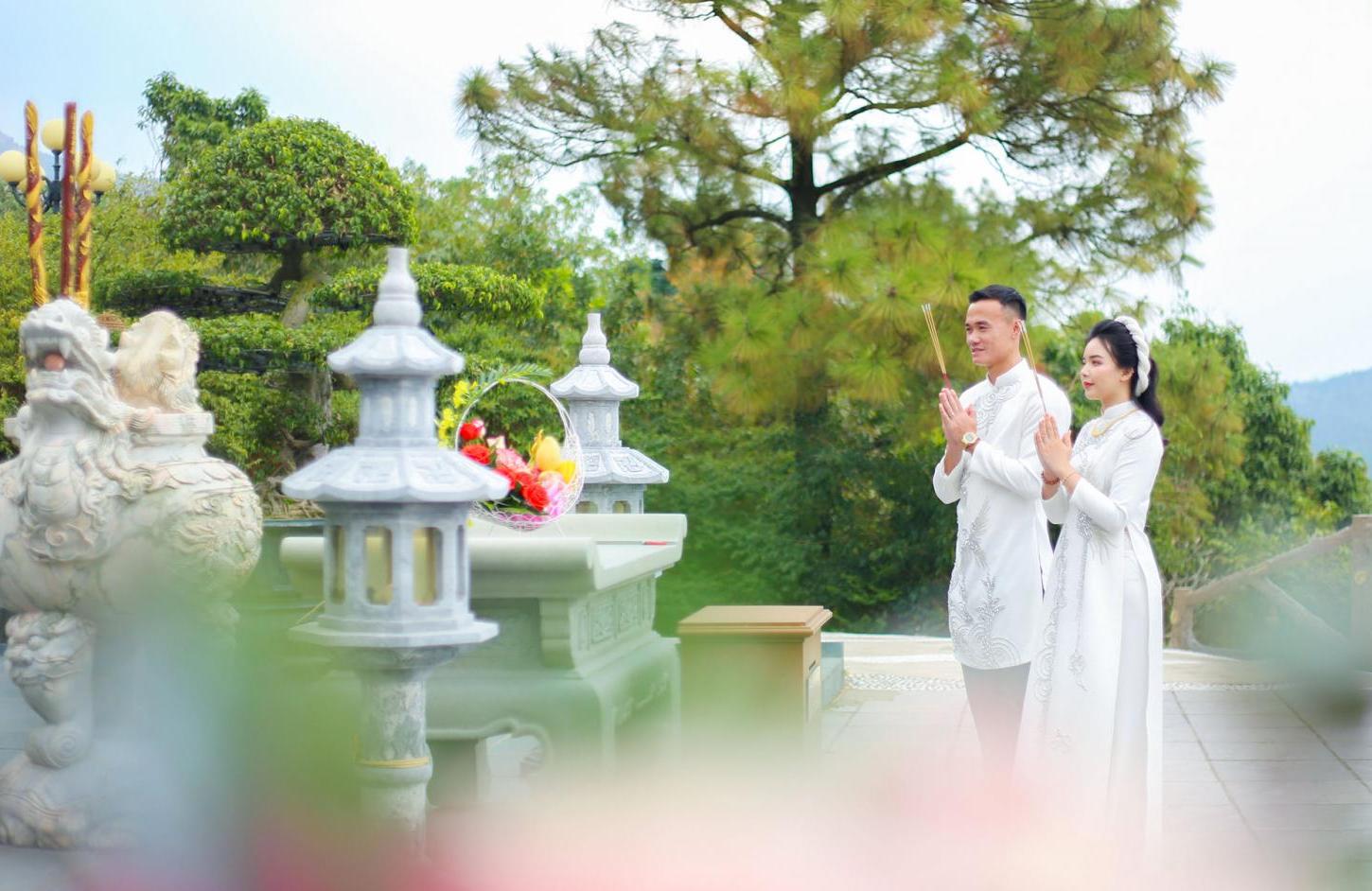cau thu bong da nguyen xuan nam cung hon the hanh phuc trong ngay le hang thuan tai chua ba vang