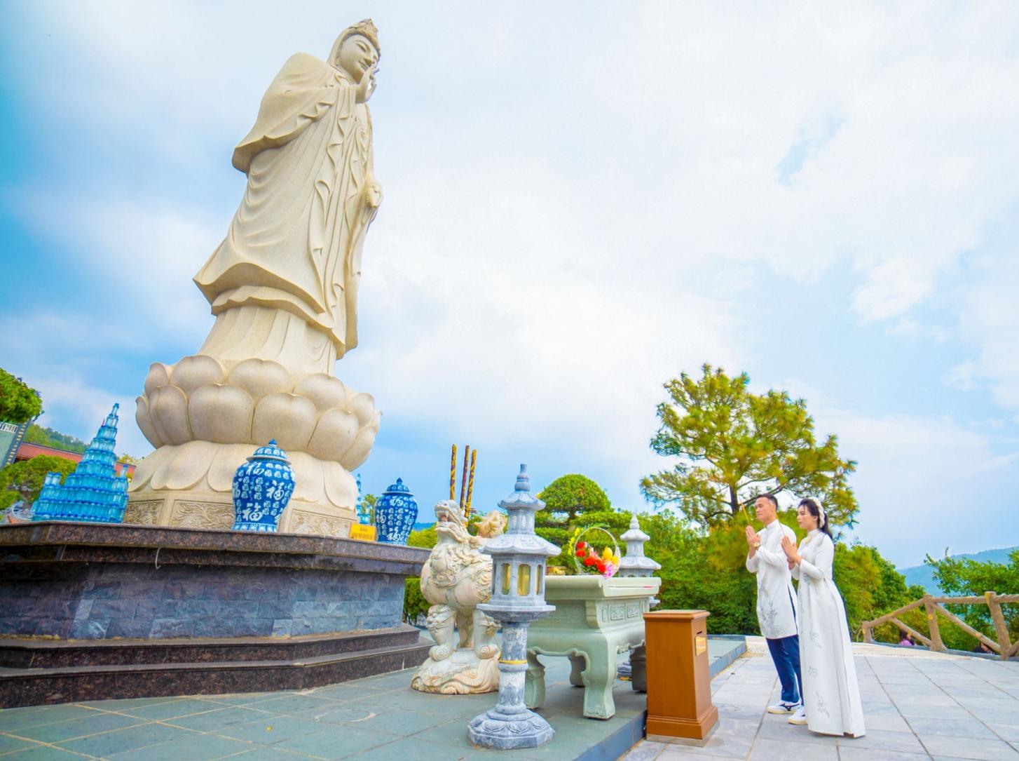 cau thu bong da nguyen xuan nam cung hon the hanh phuc trong ngay le hang thuan tai chua ba vang