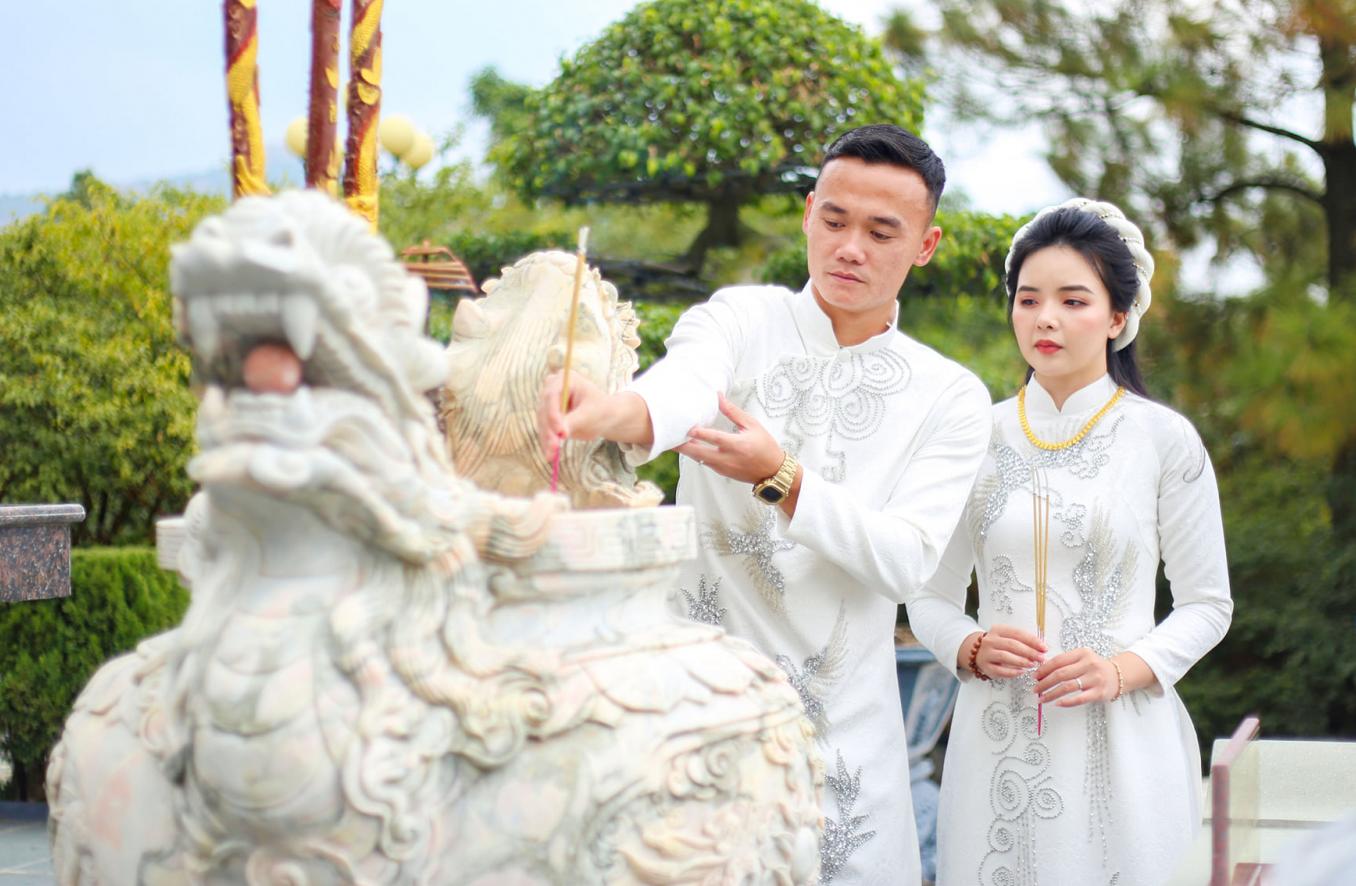 cau thu bong da nguyen xuan nam cung hon the hanh phuc trong ngay le hang thuan tai chua ba vang