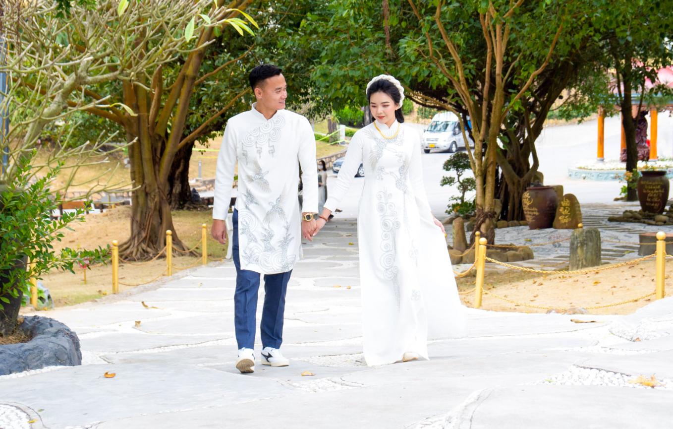 cau thu bong da nguyen xuan nam cung hon the hanh phuc trong ngay le hang thuan tai chua ba vang