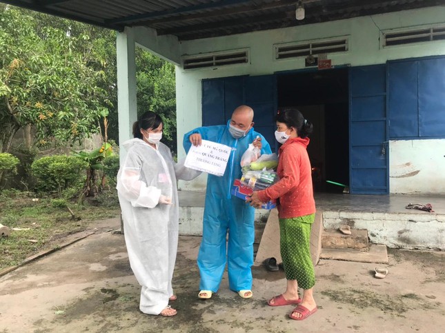 chia se yeu thuong den ba con ngheo giua mua dich