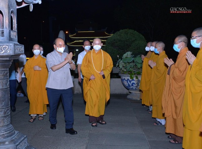 chu tich nuoc nguyen xuan phuc tham chua vinh nghiem