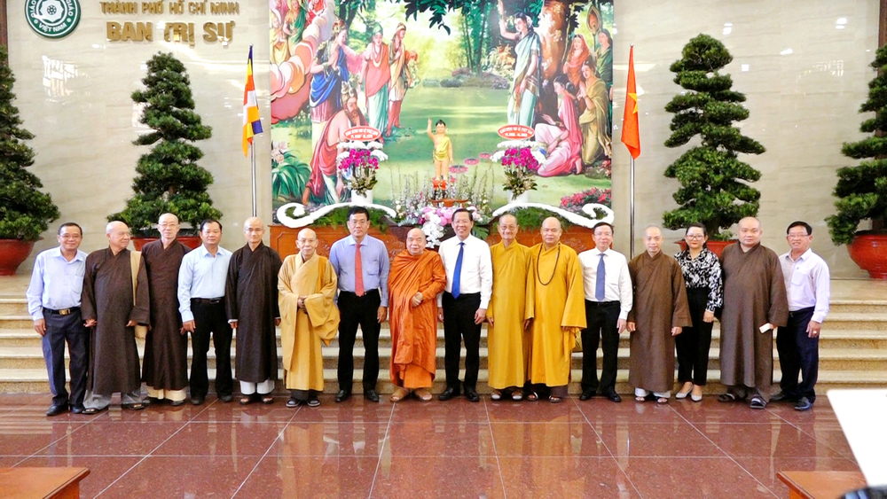 chu tich ubnd thanh pho phan van mai tham chuc mung phat dan den ban tri su phat giao thanh pho