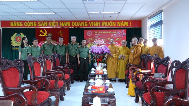 chu ton duc ban thuong truc hoi dong tri su chuc tet den lanh dao cac co quan