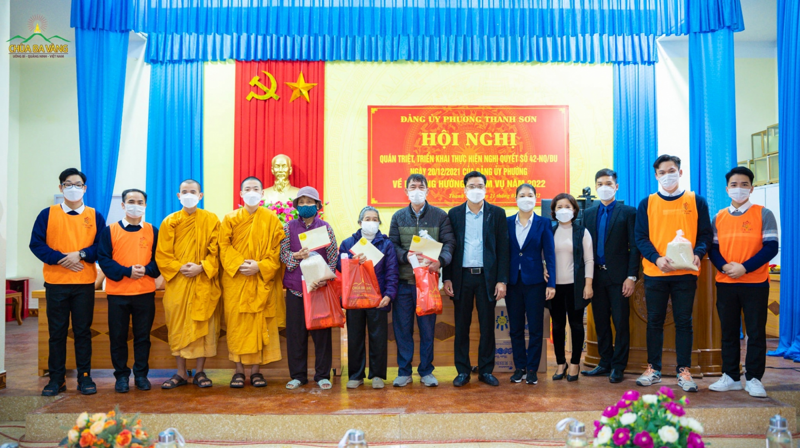 chua ba vang trao qua tet cho cac gia dinh co hoan canh kho khan tai tp  uong bi