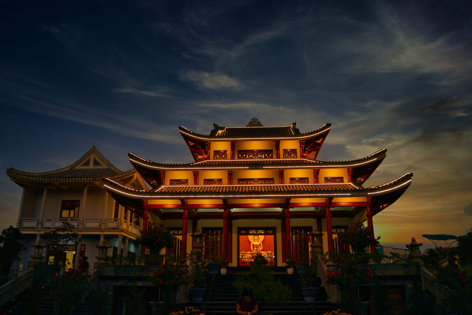 chua bao van lung linh dem hoa dang ?? thien tra voi chu de ??xuan trong anh dao ??