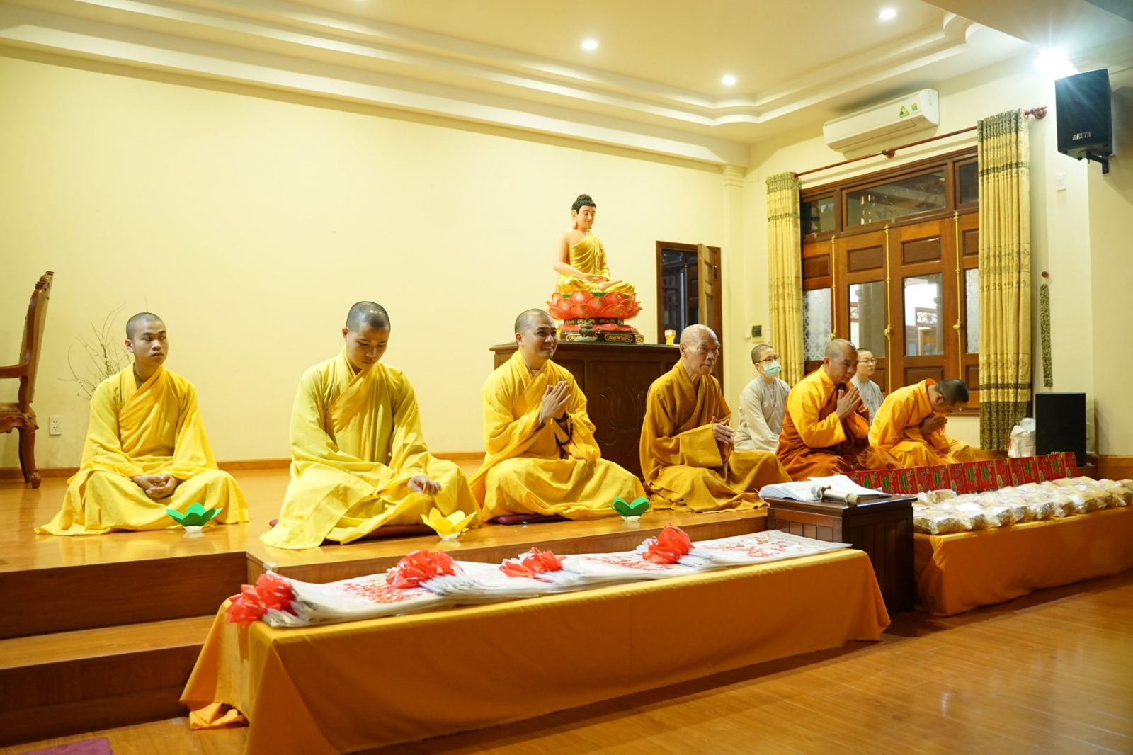 chua bao van lung linh dem hoa dang ?? thien tra voi chu de ??xuan trong anh dao ??