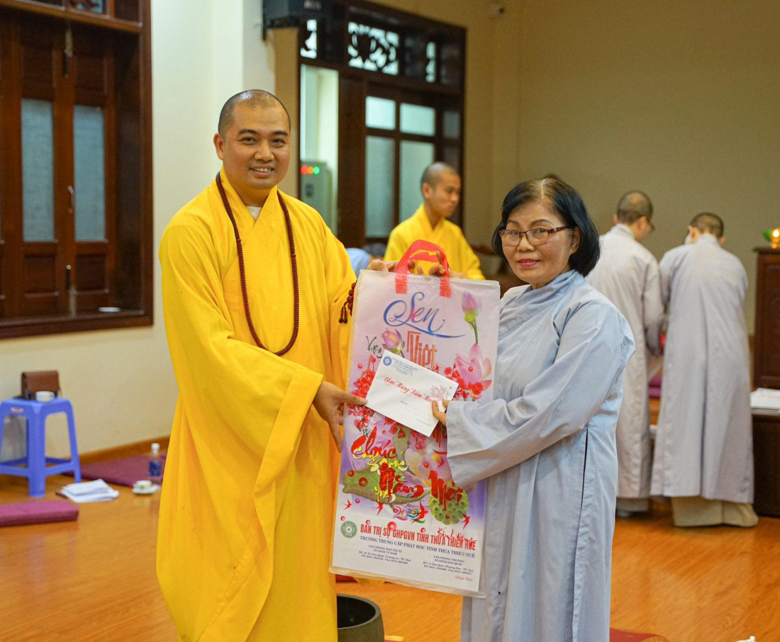 chua bao van lung linh dem hoa dang ?? thien tra voi chu de ??xuan trong anh dao ??