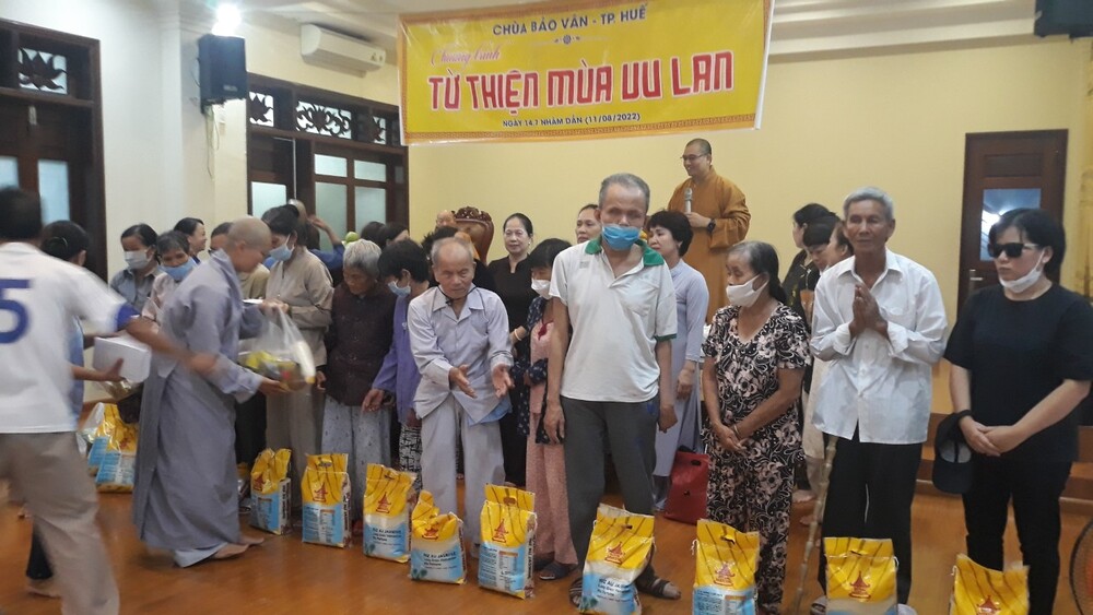 chua bao van trao 40 suat qua cho cac hoi vien hnm ngheo huong tra