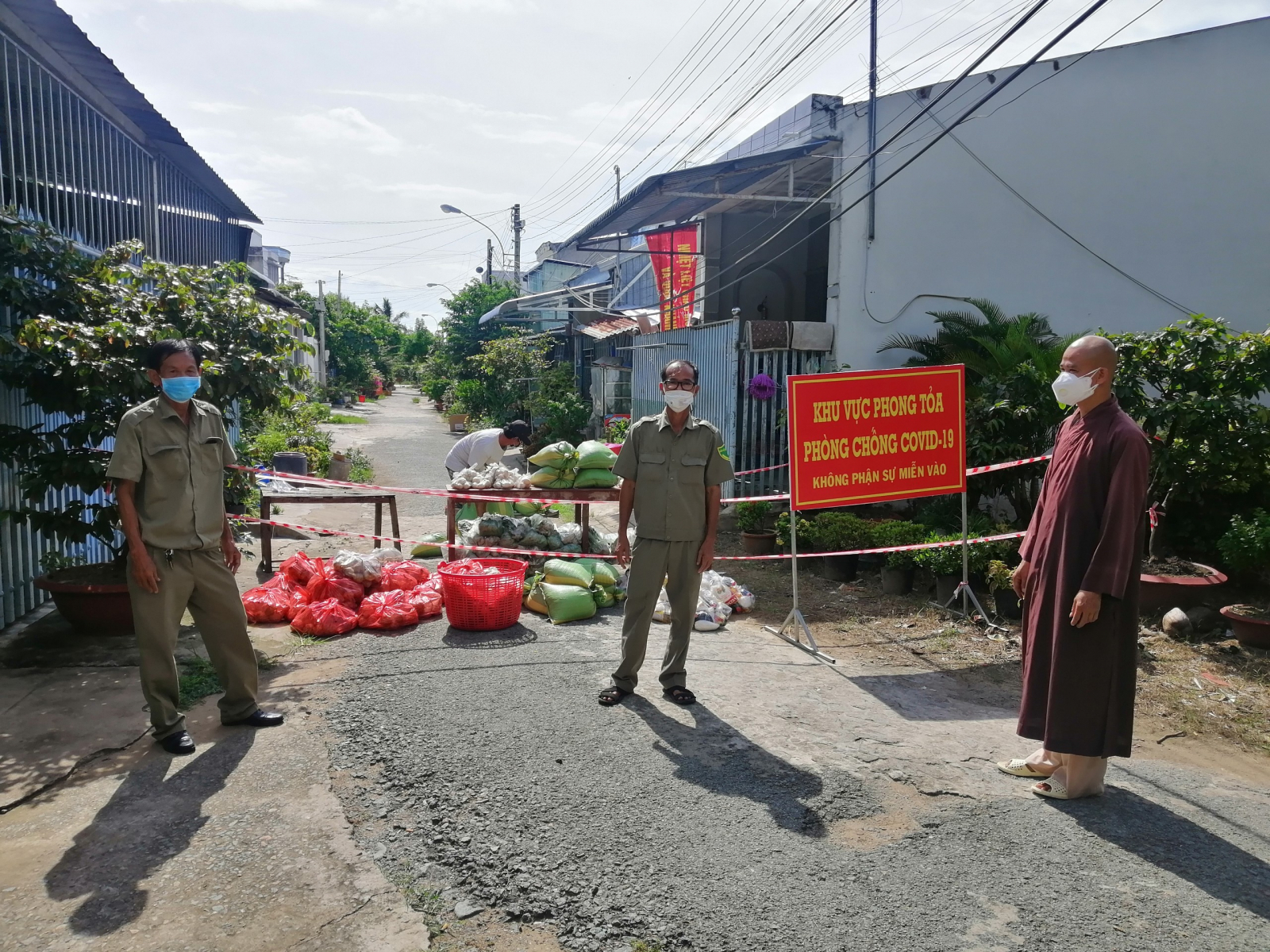 chua binh phuoc tang qua toi nguoi dan trong khu phong toa