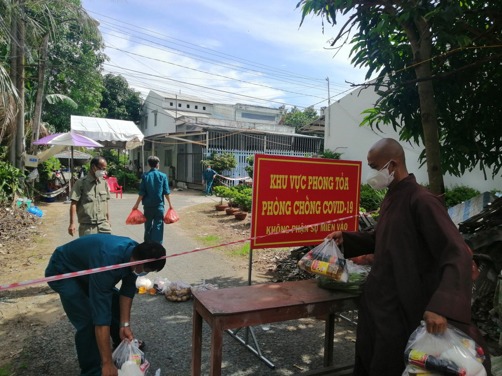 chua binh phuoc tang qua toi nguoi dan trong khu phong toa