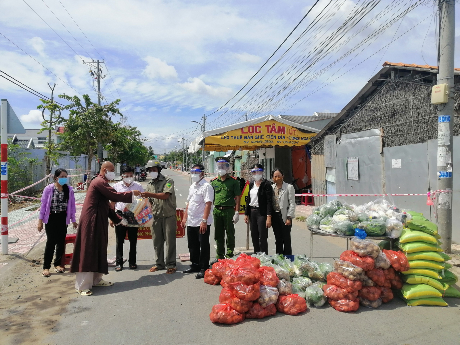 chua binh phuoc tang qua toi nguoi dan trong khu phong toa