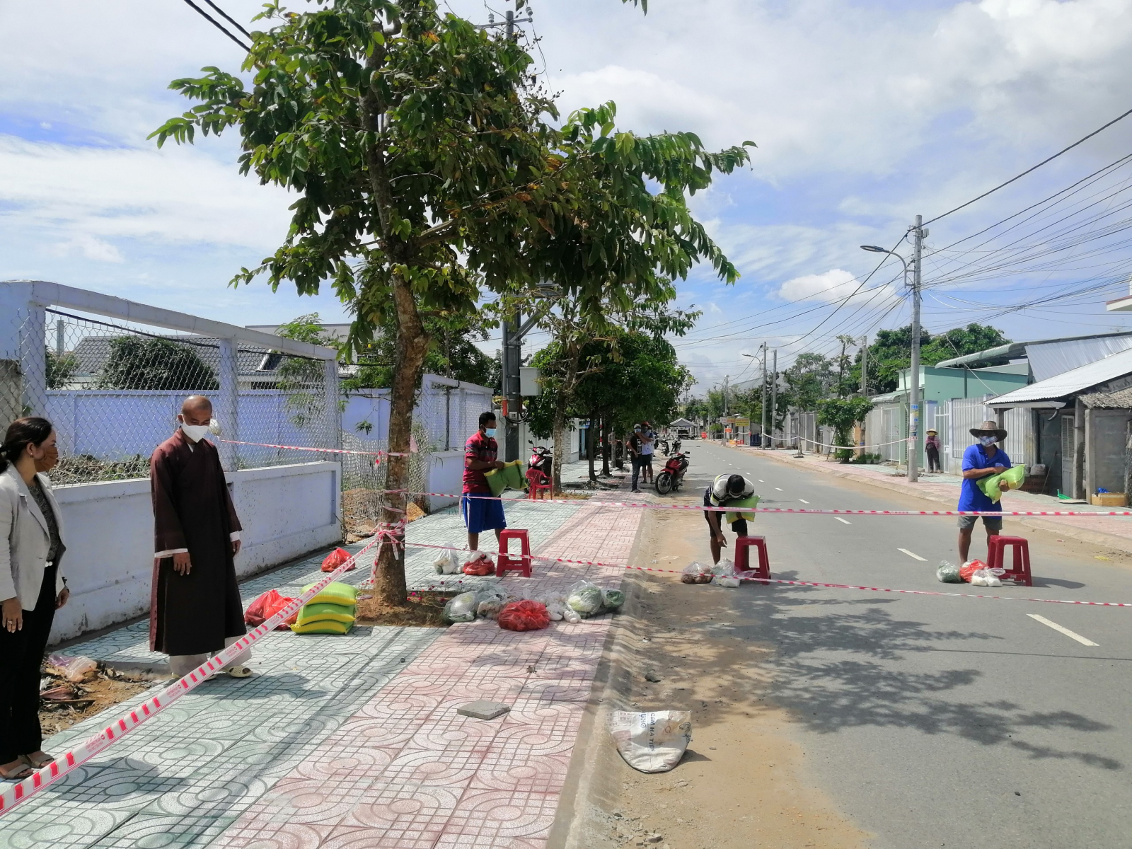 chua binh phuoc tang qua toi nguoi dan trong khu phong toa