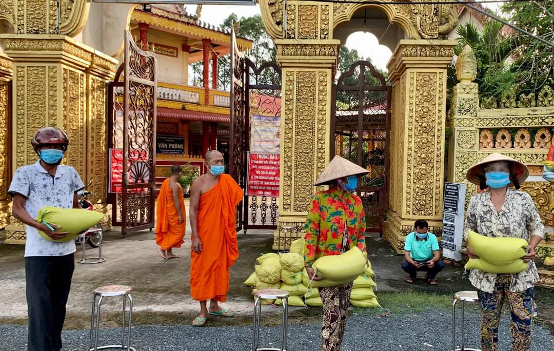 chua ca nhung trao tang 1 tan gao cho nguoi dan kho khan