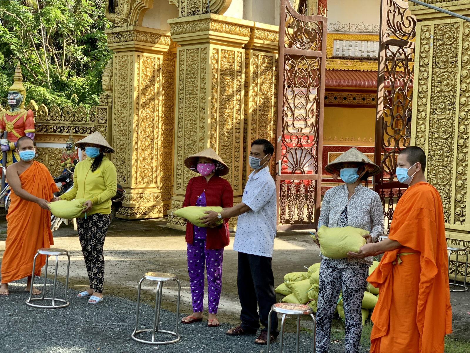 chua ca nhung trao tang 1 tan gao cho nguoi dan kho khan