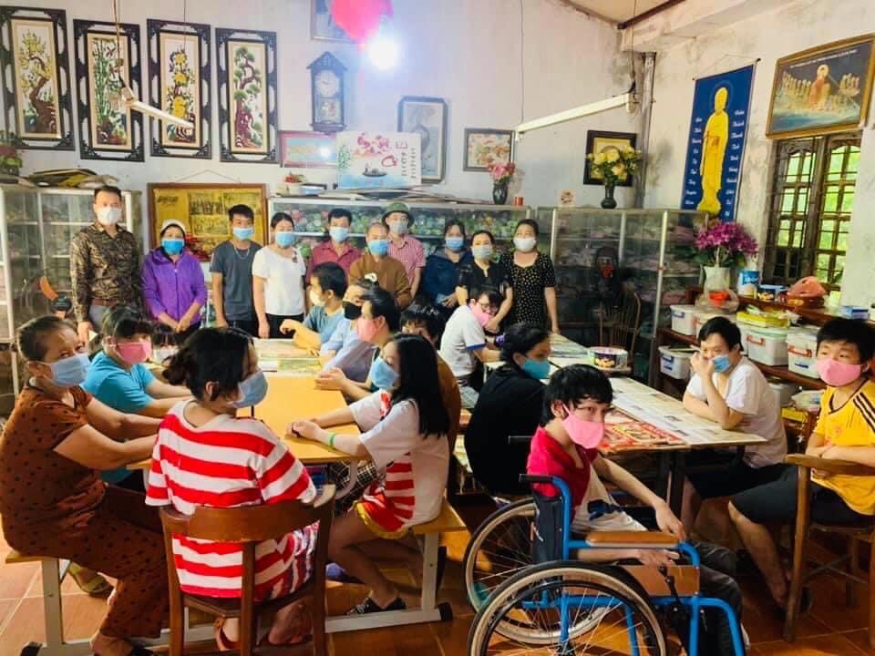 chua chan long tang qua trung thu cho cac em nho khuyet tat