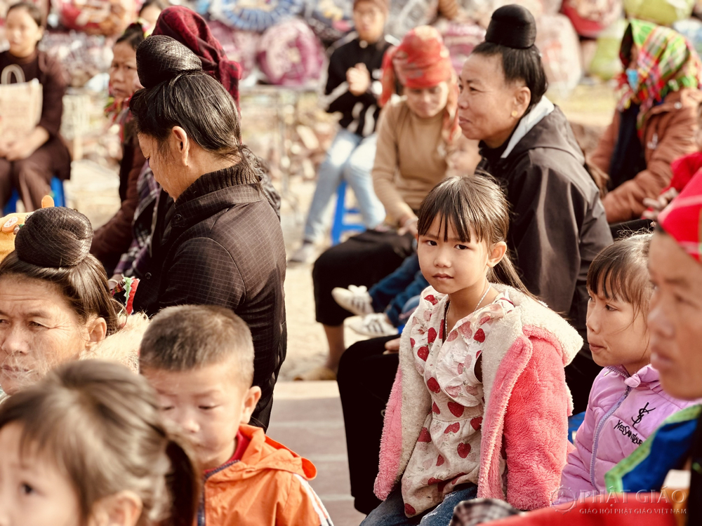 chua hoa phuc trao tang 100 suat qua tet cho cac gia dinh co hoan canh kho khan tai huyen quynh nhai son la