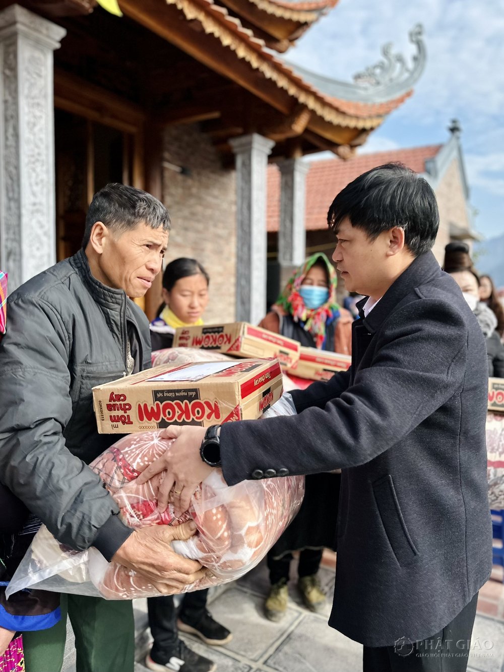 chua hoa phuc trao tang 100 suat qua tet cho cac gia dinh co hoan canh kho khan tai huyen quynh nhai son la