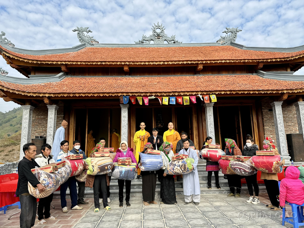 chua hoa phuc trao tang 100 suat qua tet cho cac gia dinh co hoan canh kho khan tai huyen quynh nhai son la